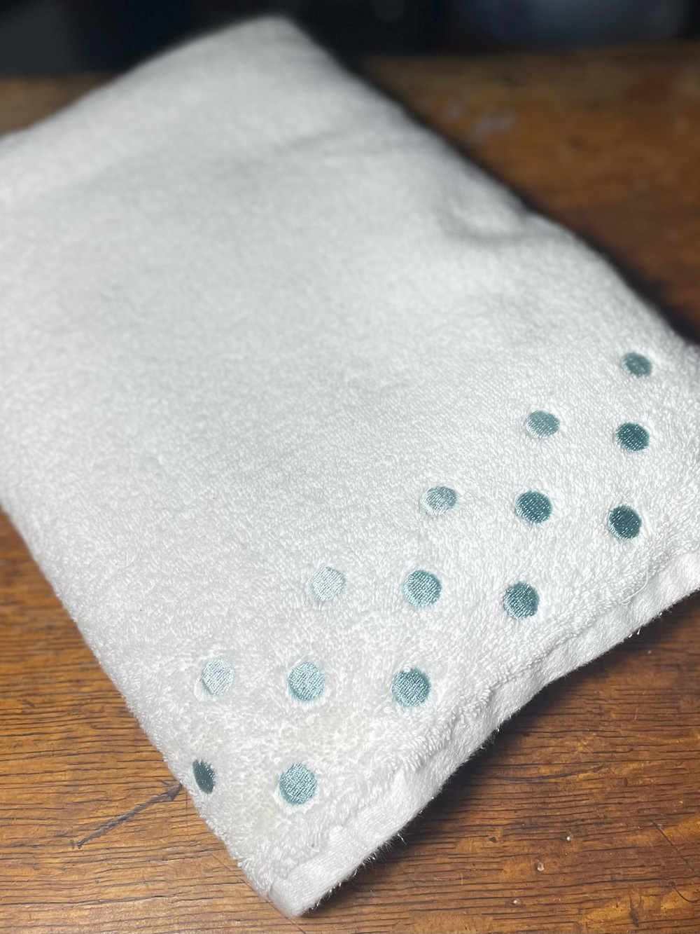 Casaba white quality bath towel dots 100% cotton